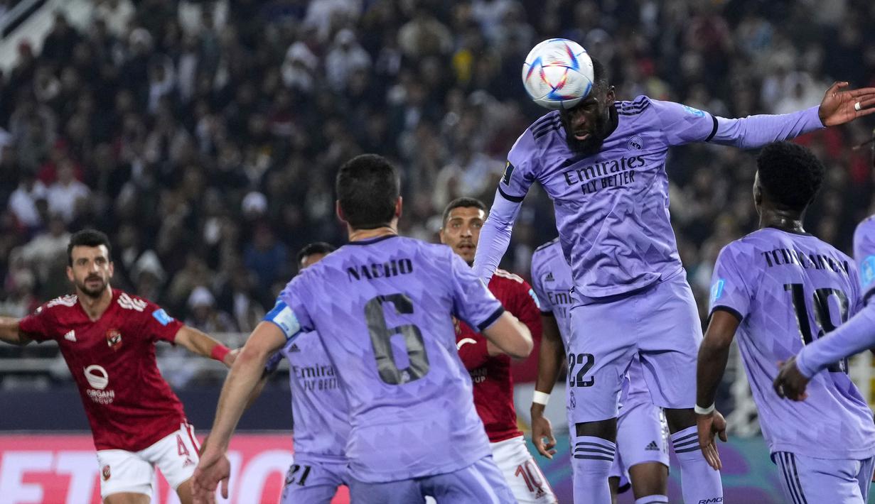 Pemain Real Madrid, Antonio Rudiger menghalau bola saat melawan Al Ahly pada laga semifinal Piala Dunia Antarklub 2022 yang berlangsung di Prince Moulay Abdellah Stadium, Rabat, Maroko, Kamis (09/02/2023) dini hari WIB. Ia sukses tampil sebagai bek tangguh dengan membuat 2 tekel dan 68 umpan meski gawang Los Blancos gagal mencatatkan clean sheet. (AP Photo/Manu Fernandez)