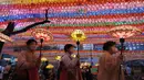Umat Buddha mengenakan masker membawa lampion untuk merayakan ulang tahun Buddha yang akan datang pada 19 Mei di kuil Jogye, Seoul, Korea Selatan (6/5/2021). Di negeri Ginseng ini, ulang tahun Buddha dirayakan dengan menggelar ‘Lotus Lantern Festival’. (AP Photo/Lee Jin-man)