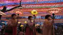 Umat Buddha mengenakan masker membawa lampion untuk merayakan ulang tahun Buddha yang akan datang pada 19 Mei di kuil Jogye, Seoul, Korea Selatan (6/5/2021). Di negeri Ginseng ini, ulang tahun Buddha dirayakan dengan menggelar ‘Lotus Lantern Festival’. (AP Photo/Lee Jin-man)