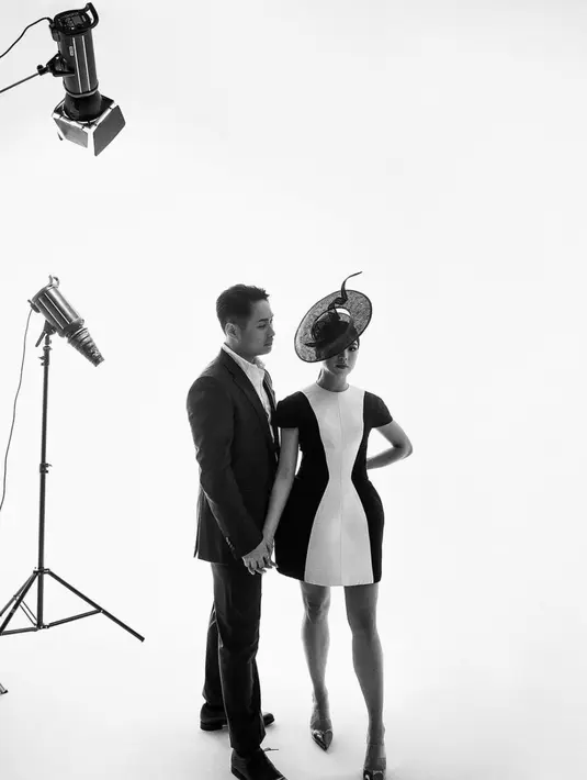 Dalam frame lain, Clarissa kenakan dress berstruktur dengan nuansa monokrom.  [Foto: Instagram/ Clarissa Tanoe]