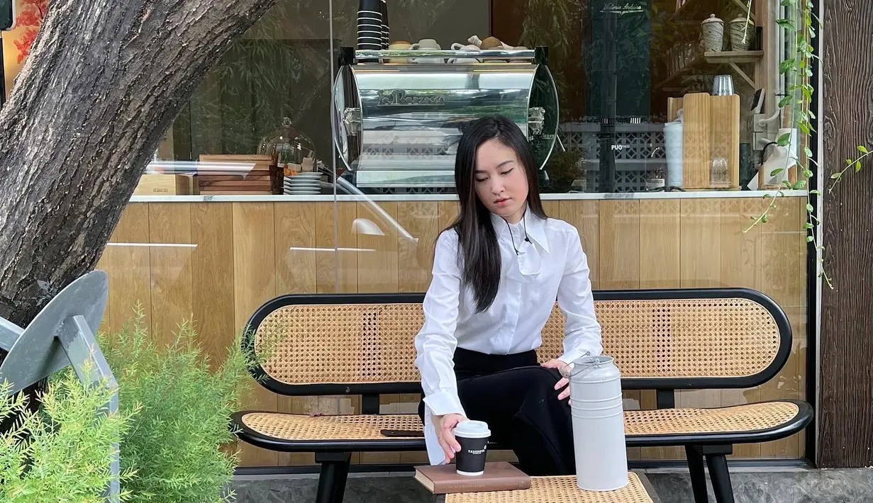 Biasanya, Nong Poy single lebih memilih menggerai rambut panjangnya dan ditata natural. [Foto: @poydtreechada]