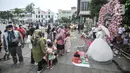 <p>Wisatawan berswafoto saat mengunjungi kawasan Kota Tua, Jakarta, Rabu (4/5/2022). Kawasan Kota Tua menjadi salah satu destinasi favorit warga baik dari dalam maupun luar Jakarta untuk mengisi waktu libur Lebaran bersama keluarga. (merdeka.com/Iqbal S Nugroho)</p>