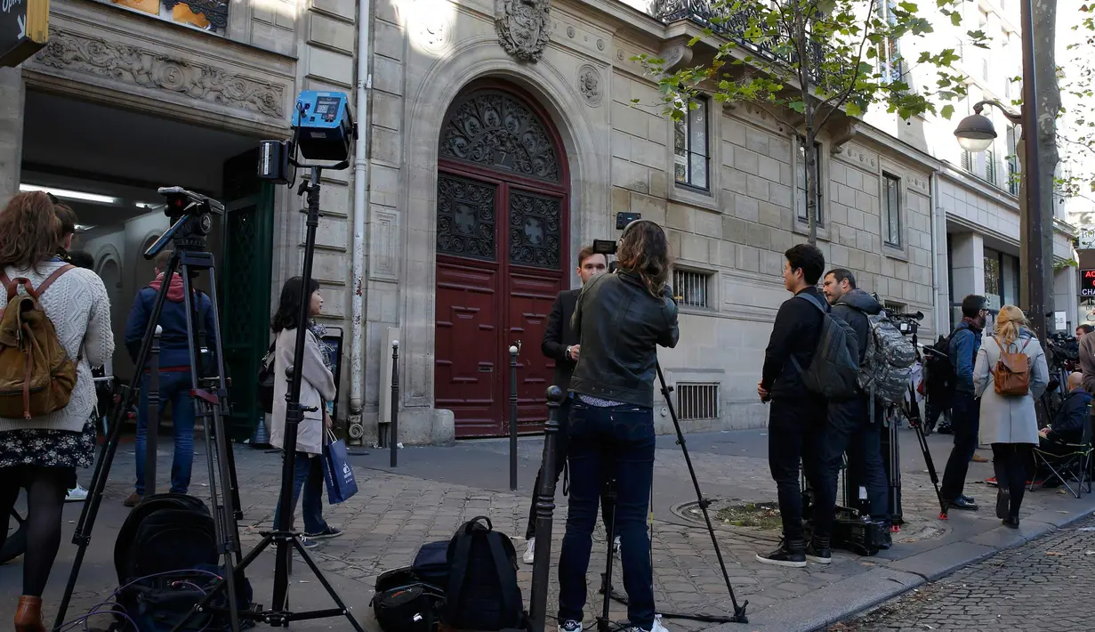 Sejumlah awak media meliput di depan Hotel Rue Tronchet pasca Kim Kardashian dirampok, Paris, Senin (3/10). Kim dilaporkan telah dirampok oleh 5 pria bersenjata yang menyelinap masuk ke kamarnya saat menginap di Hotel tersebut. (REUTERS/ Gonzalo Fuentes)