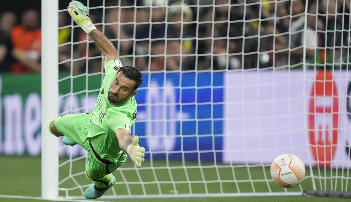 <p>Setelah turun minum, Sevilla tancap gas dan bisa menyamakan skor di menit ke-55. Mancini membuat kesalahan fatal dengan memasukkan bola ke gawang sendiri. Pria Italia itu salah mengantisipasi umpan silang dari Jesus Navas. (AP Photo/Darko Bandic)</p>