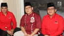 Ketua Umum PKB Muhaimin Iskandar atau Cak Imin (tengah) bersama Sekjen PDIP Hasto Kristiyanto (kanan) dan jajaran pengurus PDIP di Kantor PKB, Jakarta, Selasa (10/4). Pertemuan membahas Pilpres 2019. (Liputan6.com/Angga Yuniar)
