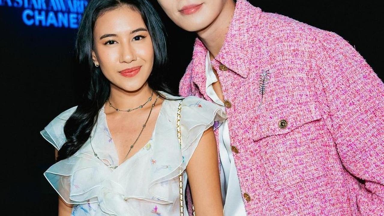 Park Seo Joon terlihat cakep mengenakan jaket pink, dengan rambut yang lebih panjang, sementara Shenina tampil memesona dalam gaya simpel dengan rambut tergerai dan dress putih yang elegan.<br><br>