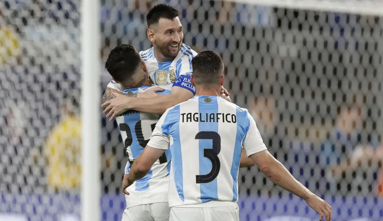 Timnas Argentina sukses mengandaskan perjuangan Kanada pada laga semifinal Copa America 2024 setelah menang dua gol tanpa balas. (AP Photo/Adam Hunger)