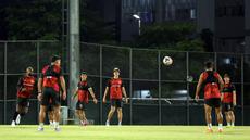 Mauro Zijlstra bersama para pemain Persija berlatih menjelang laga lanjutan BRI Super League 2025/2026 melawan PSM Makassar di lapangan latih Jakarta International Stadium, Jakarta, Kamis (19/02/2026). (Bola.com/Bagaskara Lazuardi)