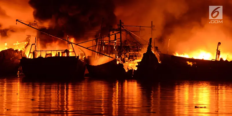 Belasan Kapal Nelayan Terbakar Dilahap Si Jago Merah