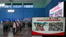 Kapolri Jenderal Pol Listyo Sigit Prabowo memberi sambutan saat meninjau gelaran Vaksin Covid-19 Serentak di Gelanggang Olahraga Remaja (GOR) Radio Dalam, Jakarta Selatan, Selasa (8/3/2022). Vaksinasi tersebut serentak digelar di seluruh Indonesia yang diselenggarakan oleh Kepolisian RI.  (Liputan6.
