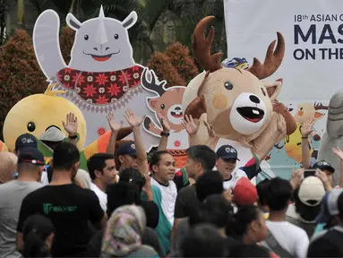 Maskot Asian Games 2018, Kaka badak bercula satu, Atung rusa bawean, dan Bhin Bhin burung cendrawasih saat menyapa warga di Car Free Day, MH Thamrin, Jakarta, Minggu (25/3). (Merdeka.com/Iqbal S. Nugroho)