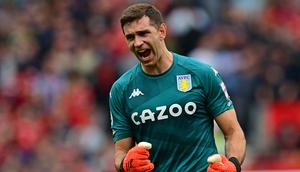 Emiliano Martinez adalah pemain didikan akademi Arsenal. Namun, timnas kiper Argentina tersebut tidak pernah mendapat kesempatan bermain reguler selama berada di Emirates Stadium. Usai sedekade membela Arsenal, Martinez akhirnya hijrah ke Aston Villa pada musim panas 2020. Pemain berusia 30 tahun tersebut sudah memainkan 14 laga musim ini, 4 cleansheet dan 17 kali kebobolan. (AFP/Paul Ellis)
