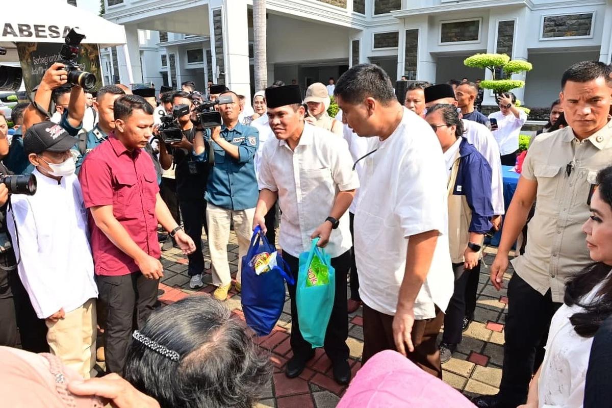 FOTO: TNI AL Salurkan Bantuan Sembako untuk Warga Menteng Tenggulun
