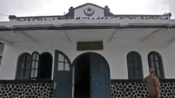 Pemandangan dari luar Masjid Jami Al-Makmur yang terletak di Cikini, Jakarta, Rabu (23/5). Masjid ini pernah menjadi salah satu tempat Organisasi Sarekat Islam. (Merdeka.com/Iqbal S Nugroho)