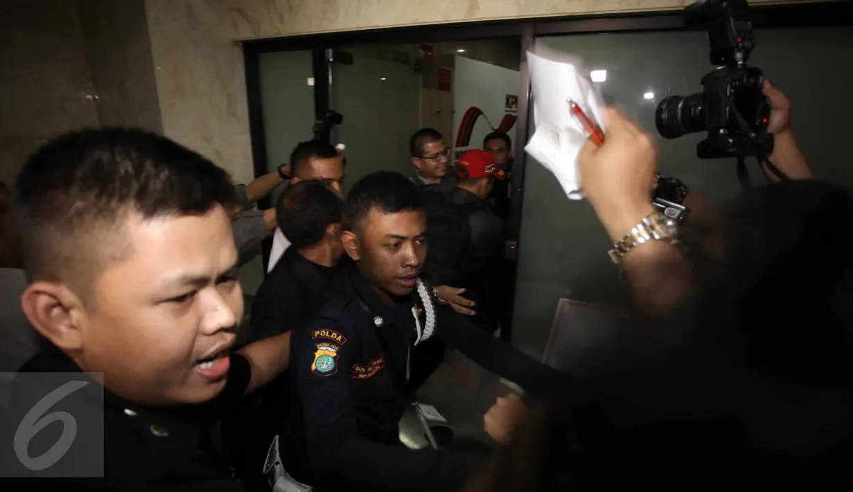 Keributan terjadi saat rekan pengacara dari OCK and Associate mencoba menghalangi peliputan para wartawan yang hendak mengambil gambar salah seorang pengacara terduga pemberi suap, di Gedung KPK, Jakarta, (Liputan6.com/Helmi Afandi)