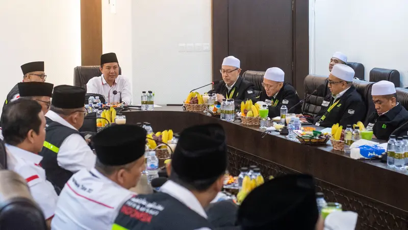 Sejumlah pejabat Tabung Haji Malaysia berkunjung ke Kantor Petugas Penyelenggara Ibadah Haji (PPIH) Arab Saudi Daerah Kerja (Daker) Makkah di Syisyah, Jumat (7/7/2023). (FOTO: MCH PPIH ARAB SAUDI 2023)