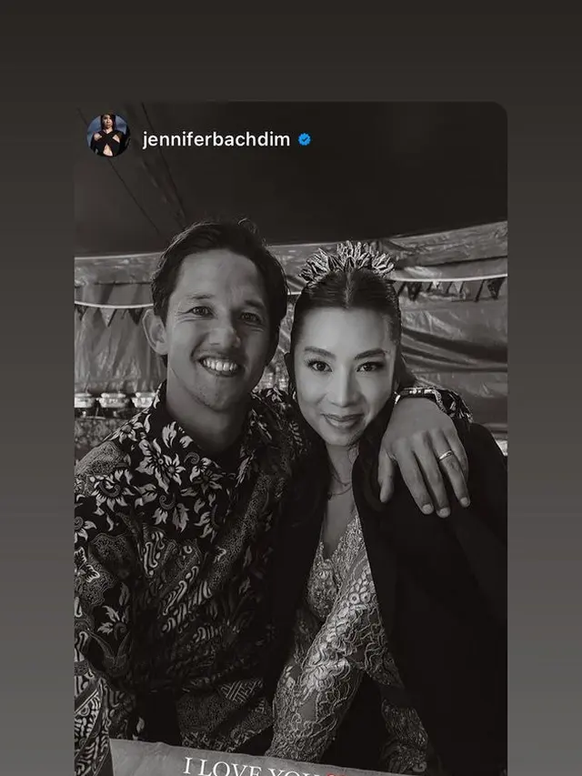 6 Potret Keluarga Jennifer Bachdim Kondangan di Jerman, Pakai Kebaya dan Batik