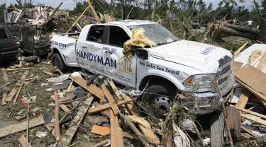 Sebuah kendaraan yang rusak terlihat di tengah puing-puing yang mengotori sebuah rumah setelah tornado melanda Louin, Mississippi, AS, Senin, 19 Juni 2023. (AP Photo/Rogelio V. Solis)