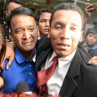 Saat Julia Perez dikabarkan kritis, Ruben Onsu langsung datang. Air matanya tak lagi bisa dibendung ketika melihat kondisi sahabatnya yang menurutnya sedang tidak baik. Begitu juga saat menjalani cuci darah, setia mendampingi. (Adrian Putra/Bintang.com)