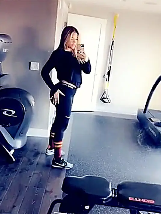 Tak hanya perut rata, otot perut Khloe pun sudah mulai terlihat. (Snapchat/KhloeKardashian)