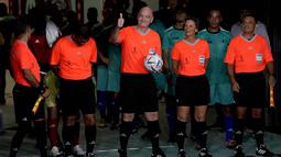 Presiden FIFA Gianni Infantino (tengah) masuk bersama wasit dan pemain untuk pertandingan persahabatan antara pekerja dan FIFA Legends di Stadion Al Thumama di Doha, Qatar, Senin (12/12/2022). Mengikuti pertandingan terakhir di FIFA Piala Dunia Qatar 2022 Stadion Al Thumama, para tamu dan sukarelawan melihat para pekerja beberapa di antaranya memenangkan edisi terakhir Piala Pekerja, bermain berdampingan dengan beberapa nama sepak bola terbesar dalam pertarungan 60 menit.(AP Photo/ Frank Augstein)