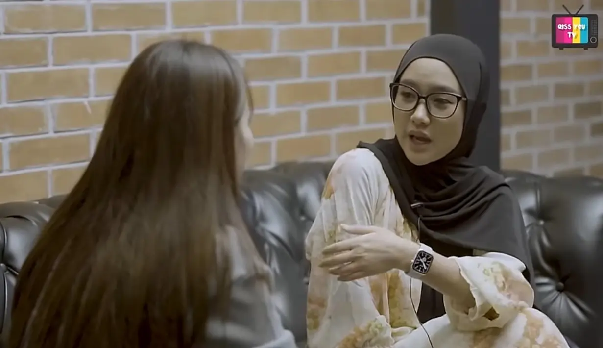 Penyanyi yang populer dengan lagu Sakitnya Tuh Disini (2014) itu menambahkan, bahwa ia bukanlah artis besar dan menggelar pesta gede-gedean. “Kan aku bukan artis besar kayak bu Ayu gitu, harus nikah gede-gedean,” kata Cita Citata. [Youtube/Qiss You TV]