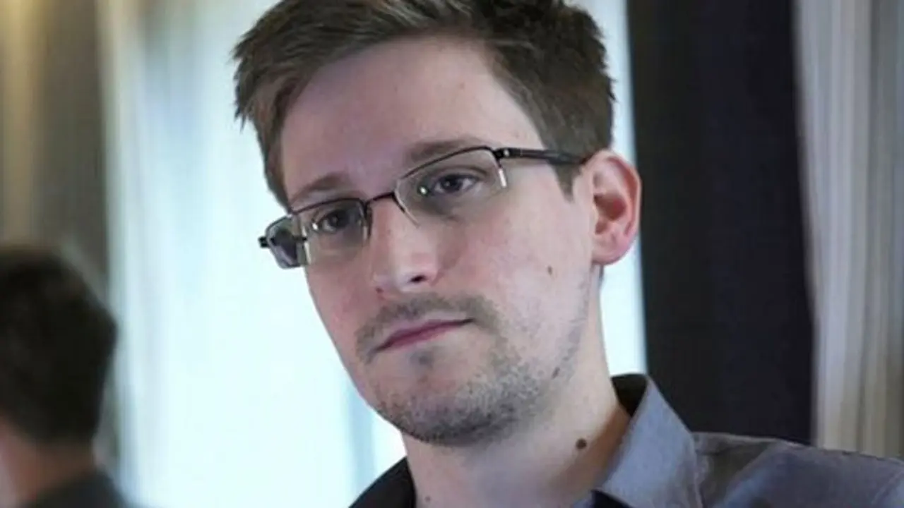 edward-snowden-131031c.jpg