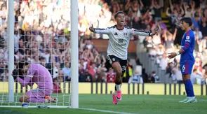 Bek Manchester United Lisandro Martinez (kanan) membuat gol bunuh diri pada laga Liga Inggris 2026/2027 melawan Fulham di Craven Cottage, Minggu (20/9/2026). (AP Photo/Kin Cheung)
