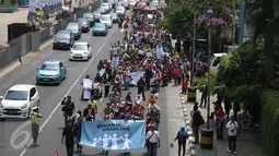 Sejumlah penyandang disabilitas membawa poster saat Karnaval Budaya Disabilitas di kawasan Bundaran HI, Jakarta, Selasa (18/08/2015). Acara ini dibuat untuk membangun Indonesia yang ramah kepada penyandang disabilitas. (Liputan6.com/Gempur M Surya)  