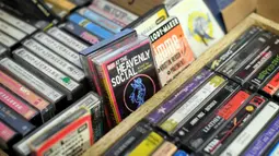 Sejumlah kaset dijual di Mars Tapes, Manchester, Inggris, 4 September 2021. Toko yang terselip pada sudut lantai atas pasar dalam ruangan di Manchester ini menjadi toko terakhir di Inggris yang didedikasikan untuk menjual kaset. (PAUL ELLIS/AFP)