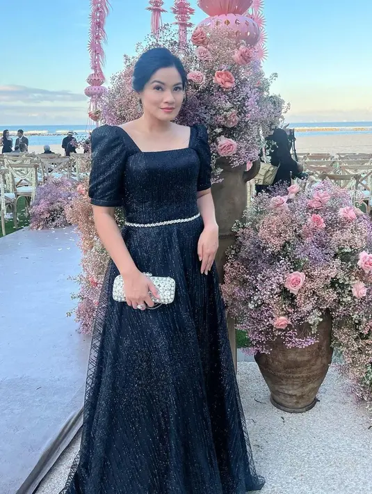 Titi Kamal tampil elegan dalam balutan dress blink-blink warna hitam dengan detail square neck dan aksen puff dari Windy Savosa Couture.  [Foto: IG/titi_kamall].