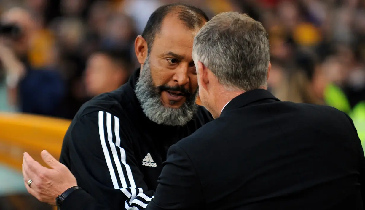 Pelatih Wolverhampton Wanderers Nuno Espirito Santo (kiri) berbicara dengan Manajer Manchester United Ole Gunnar Solskjaer sebelum anak asuh keduanya bertanding dalam Liga Inggris di Stadion Molineux, Wolverhampton, Inggris, Senin (19/8/2019). Pertandingan berakhir 1-1. (AP Photo/Rui Vieira)