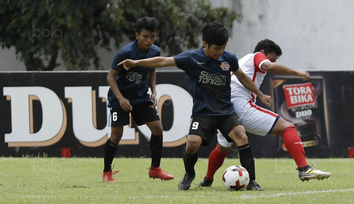 Pemain STIMED Nusa Palapa, Egy, berebut bola dengan pemain UMM pada laga Torabika Cup 2017 di Stadion Cakrawala, Malang, Rabu (22/11/2017). UMM Imbang 2-2 dengan STIMED Nusa Palapa. (Bola.com/M Iqbal Ichsan)