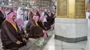 Putra Mahkota Arab Saudi Mohammed bin Salman melaksanakan salat saat meninjau Masjidil Haram di Mekah, Arab Saudi, Selasa (12/2). Pangeran Mohammed datang dengan pengawalan super ketat. (BANDAR AL-JALOUD/SAUDI ROYAL PALACE/AFP)