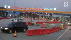 Sejumlah mobil memasuki gerbang tol Kalikangkung, Semarang, Minggu (9/6/2019). Arus balik satu jalur diberlakukan dari tol jatingaleh untuk mengurangi penumpukan, arus balik yang terjadi puncaknya sabtu malam di tol Kalikangkung. (Liputan6.com/Gholib)