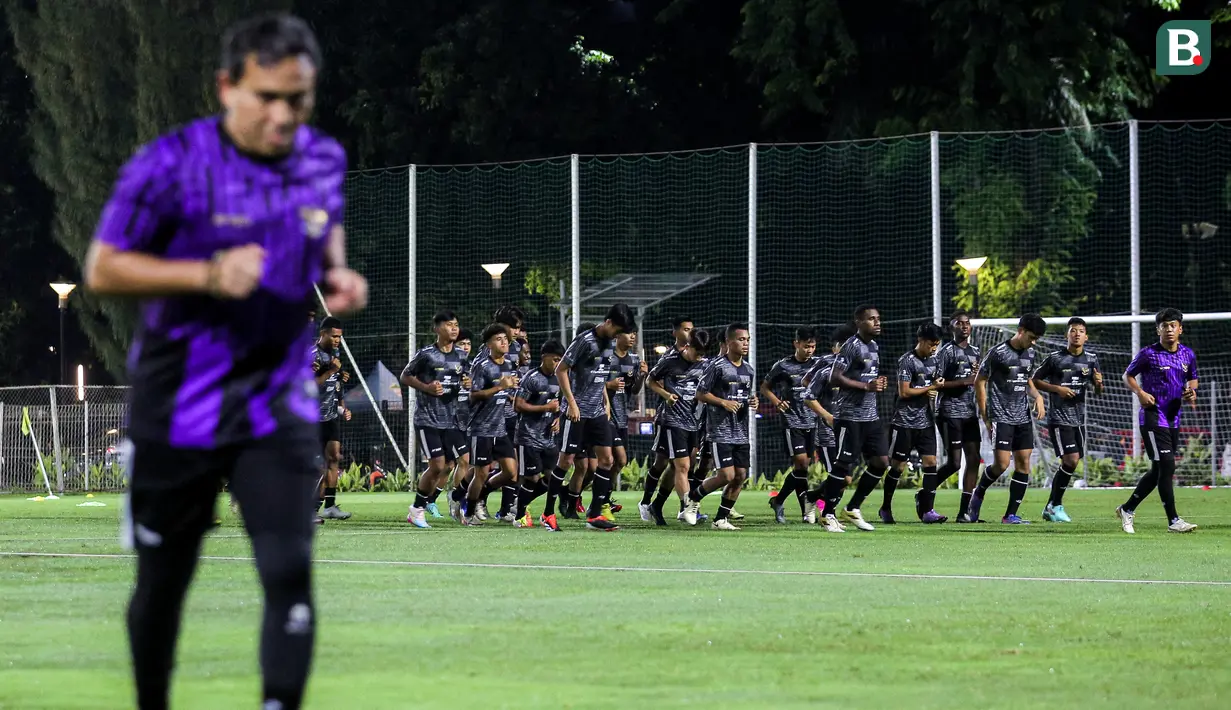 <p>Sejumlah pemain Timnas Indonesia U-20 melakukan pemanasan saat pemusatan latihan yang berlangsung di Lapangan B, Senayan, Jakarta, Jumat (15/03/2024) malam. Pemusatan latihan ini sebagai bentuk persiapan Timnas Indonesia U-20 untuk mengikuti ajang Piala AFF U-19 2024 dan Kualifikasi Piala Asi U-20 2025. (Bola.com/Bagaskara Lazuardi)</p>