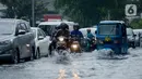 Kendaraan bermotor menerjang genangan air di Jalan Sukarjo Wiryopranoto, Jakarta, Jumat (24/1/2020). Hujan deras yang mengguyur Jakarta sejak pagi tadi mengakibatkan Jalan Sukarjo Wiryopranoto tergenang air sekitar 30 cm. (merdeka.com/Imam Buhori)