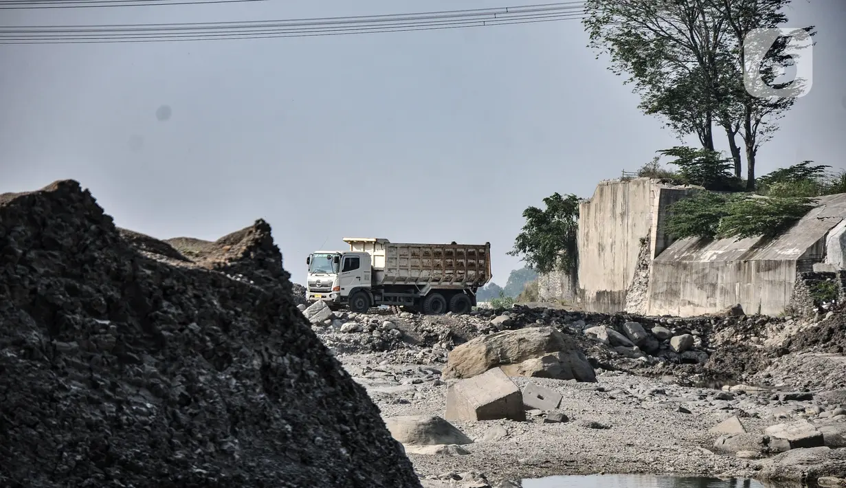 Aktivitas pembangunan Bendungan Cipamingkis di Desa Sukasirna, Jonggol, Jawa Barat, Minggu (1/8/2021). Pembangunan untuk mengembalikan fungsi Bendung Cipamingkis sebagai suplai air irigasi kebutuhan lahan persawahan masyarakat di Kabupaten Bogor dan Kabupaten Bekasi. (merdeka.com/Iqbal S Nugroho)
