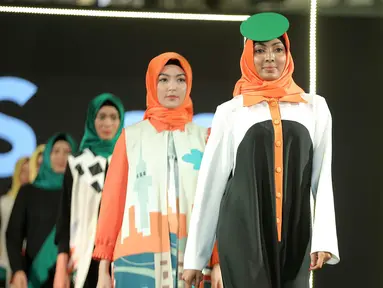 Model dengan busana rancangan desainer Nys.co ft, Hannie Hananto dari Indonesia dalam Jakarta Modest Fashion Week 2018 (JMFW) di Gandaria City, Jakarta, Kamis (26/7). JMFW juga diikuti 21 negara. (Liputan6.com/Faizal Fanani)