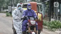 Petugas sterilisasi mengenakan kendaraan bermotor saat mengevakuasi limbah APD di Rumah Sakit Darurat (RSD) Wisma Atlet, Jakarta, Senin (23/11/2020). Total kasus konfirmasi COVID-19 di Indonesia hari ini mencapai angka 502.110 usai penambahan harian sebanyak 4.442. (merdeka.com/Iqbal S Nugroho)