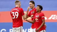 Para pemain Manchester United merayakan gol yang dicetak oleh Jesse Lindgard ke gawang Leicester City pada laga Premier League di Stadion King Power, Minggu (26/7/2020). Manchester United menang dengan dua gol tanpa balas. (Oli Scarff/Pool via AP)