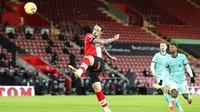 Penyerang Southampton, Danny Ings, mencetak gol ke gawang Liverpool pada laga Liga Inggris di Stadion St Mary's, Selasa (05/01/2021). Liverpool takluk 1-0 dari Southampton. (AP/Noami Baker,Pool)