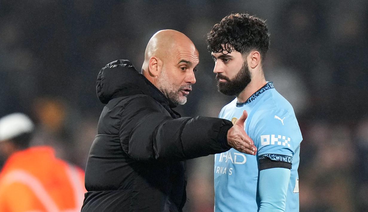 Pelatih Manchester City, Pep Guardiola, memberikan arahan kepada Josko Gvardiol, saat timnya ditahan imbang Brentford dalam laga pekan ke-21 Premier League 2024/2025 yang digelar di Gtech Community Stadium, Rabu (15/1/2025). (AP Photo/Alastair Grant)