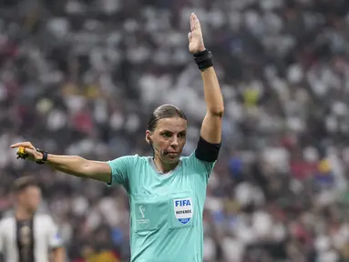 Wasit Stephanie Frappart beraksi selama pertandingan grup E Piala Dunia antara Kosta Rika dan Jerman di Stadion Al Bayt di Al Khor, Qatar, Jumat, 2 Desember 2022. Stephanie Frappart merupakan wasit wanita pertama yang memimpin perhelatan Piala Dunia Pria di laga itu. (AP Photo/Matthias Schrader)