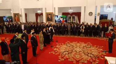 Presiden Joko Widodo atau Jokowi (kanan) saat melantik komisioner Komisi Kejaksaan RI di Istana Negara, Jakarta, Jumat (1/11/2019). Jokowi melantik sembilan komisioner Komisi Kejaksaan RI periode 2019-2023. (Liputan6.com/Angga Yuniar)