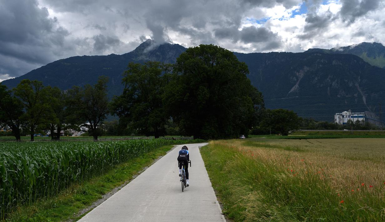 Akhirnya dirinya terpaksa meninggalkan tempat kelahirannya pada tahun 2017 silam akibat banyaknya tekanan yang menyerang dirinya. Tekanan yang ia alami tak hanya dari masyarakat sekitar, namun hingga keluarganya. Pamannya meminta untuk menghentikan aktivitas Ali Zada. (Foto: AFP/Fabrice Cofrini)