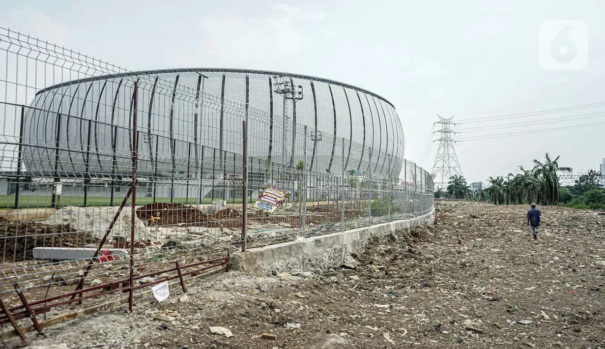 Seorang pria berjalan di lahan bekas Kampung Bayam, Jakarta, Rabu (11/5/2022). PT Jakpro memulai pembangunan rumah susus di atas lahan bekas gusuran Kampung Bayam yang disebut Kampung Susun Bayam. (Liputan6.com/Faizal Fanani)