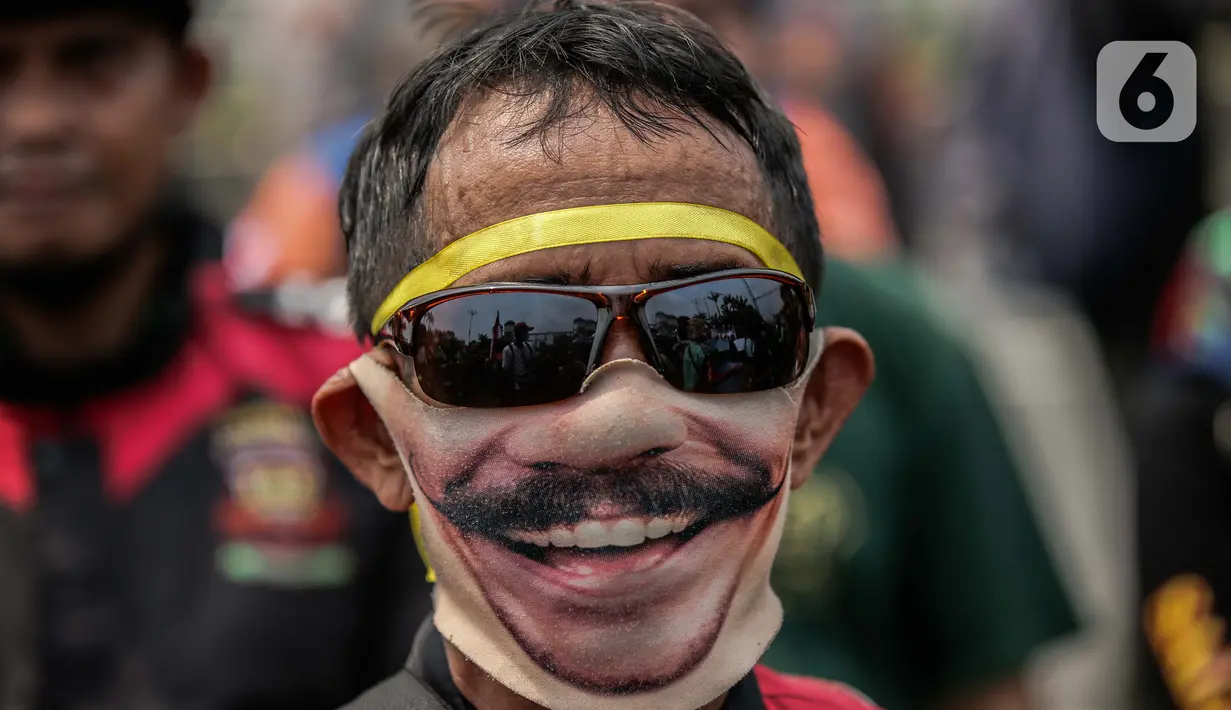 Pengemudi ojek online yang tergabung dalam Koalisi Ojol Nasional menggelar aksi di depan Gedung DPR RI, Jakarta, Senin (29/8/2022). Ratusan pengemudi ojek online tersebut menuntut beberapa hal di antaranya payung hukum dan legalitas profesi ojek online serta revisi potongan komisi pendapatan mitra. (Liputan6.com/Faizal Fanani)