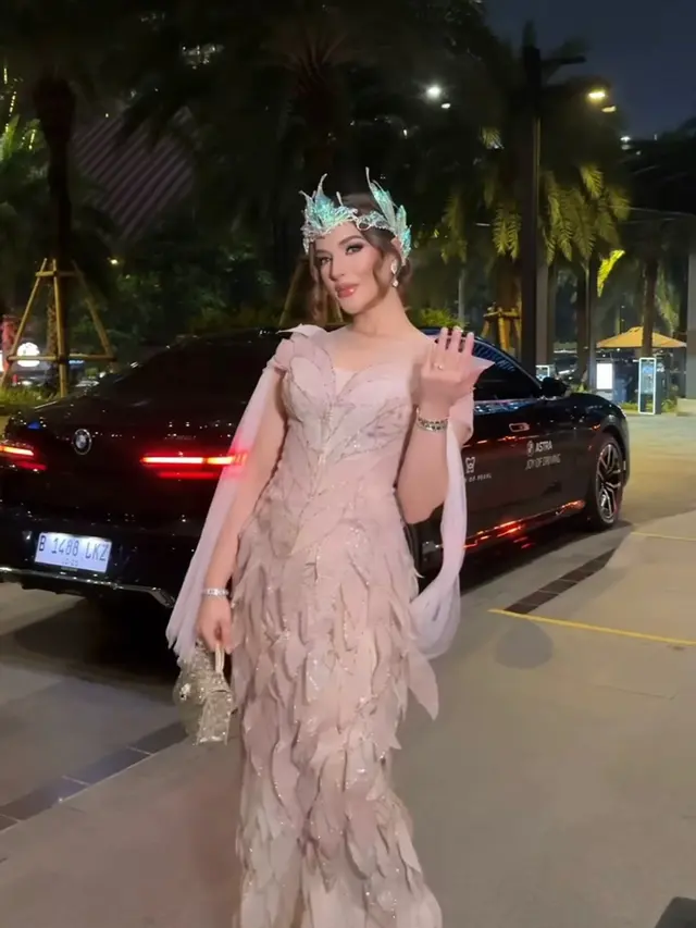 Tasya Farasya Bak Goddess di Perayaan 4 Tahun MOP Beauty, Tampil Glamor dengan Gaun Kristal dan Tas BVLGARI Rp157 Juta