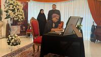 Menlu Republik Indonesia Retno Marsudi menandatangani buku duka di Kedubes Iran di Jakarta pada Rabu (22/5/2024), menyusul tewasnya Presiden Iran Ebrahim Raisi, Menlu Iran Hossen Amir-Abdollahian, dan sejumlah pejabat lainnya dalam kecelakaan helikopter pada Minggu (19/5). (Dok. Liputan6.com/Khairisa Ferida)
